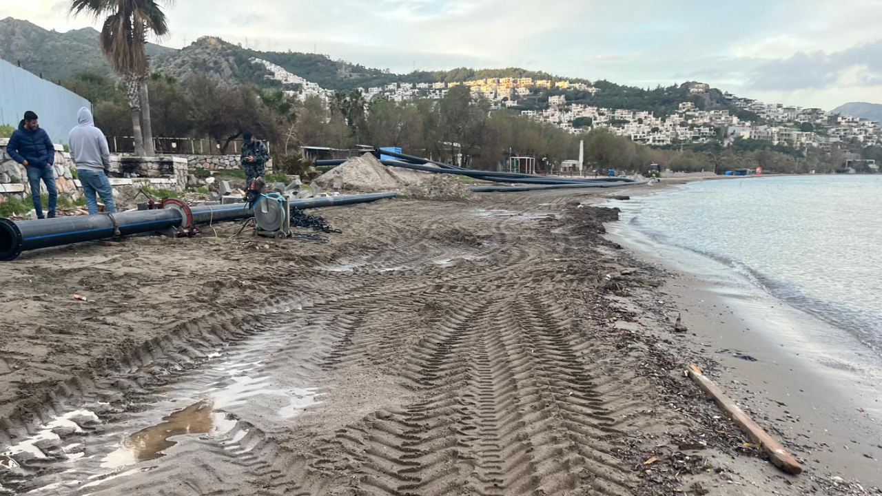 Mavi Bayraklı Camel Beach koyunda kumsaldan denize boru döşüyorlar
