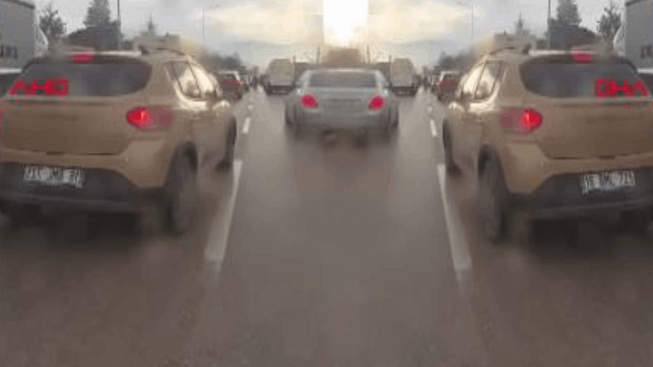 Trafikte gergin anlar: Şerit değiştirme kavgası kamerada!