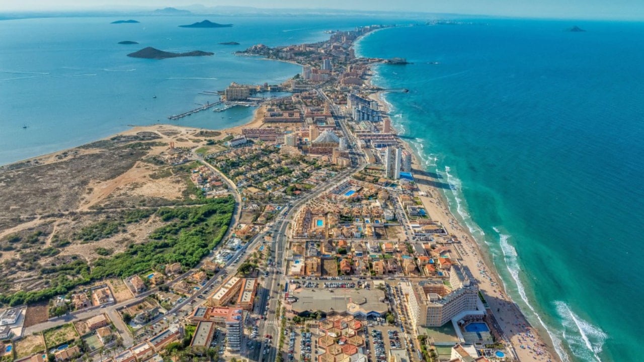 Florida'ya gidemeyenler iki deniz arasındaki 21 kilometrelik adaya akın etmeye başladı