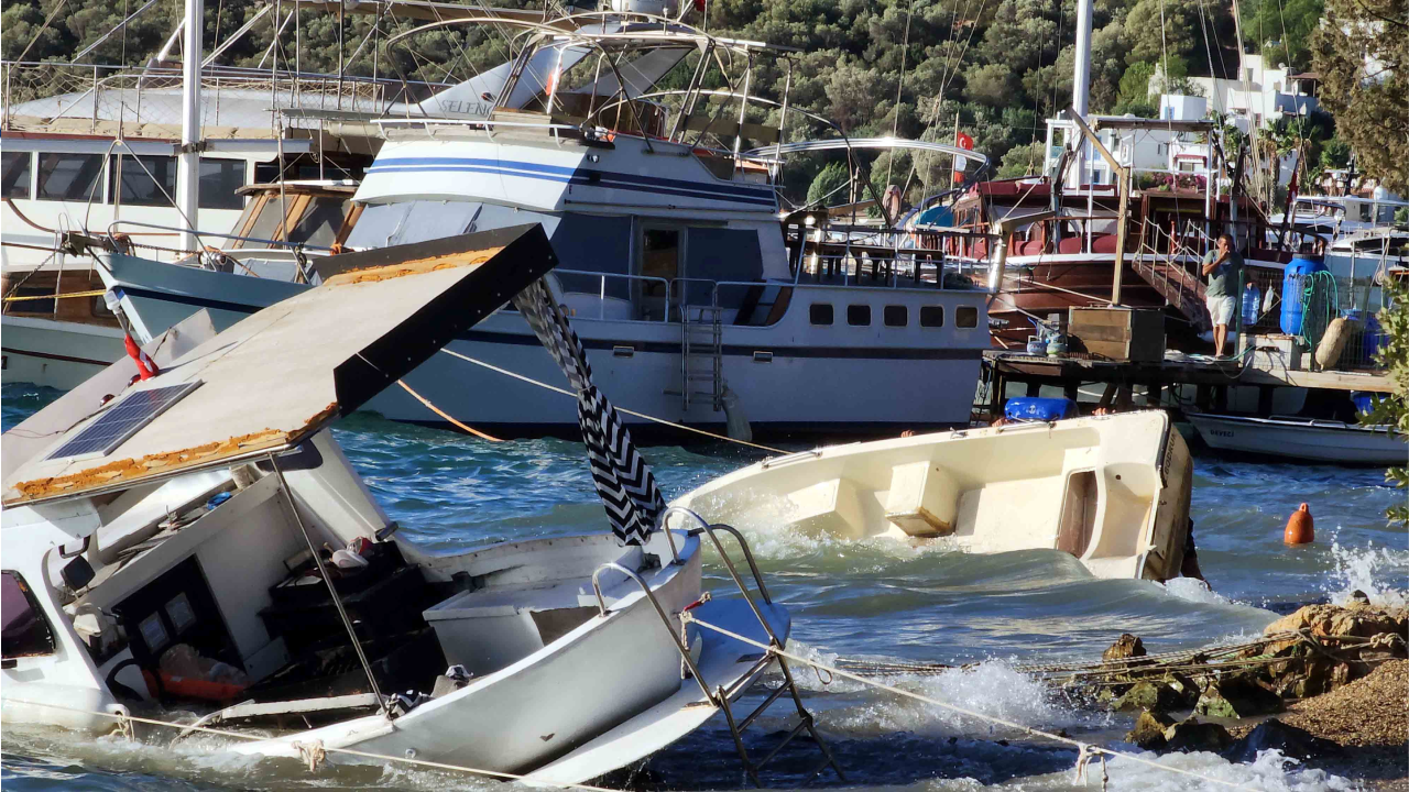 Bodrum ve Milas’ta fırtına hayatı felç etti