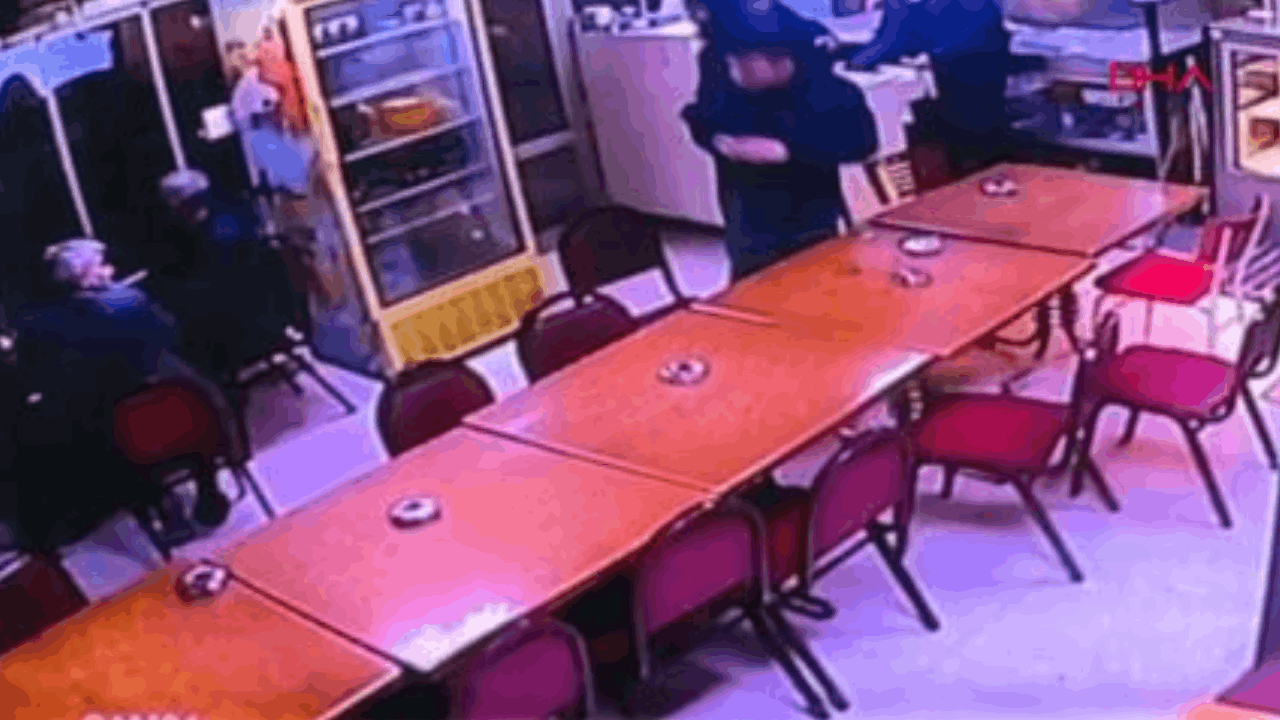Çayevinde bıçaklı saldırı kamerada