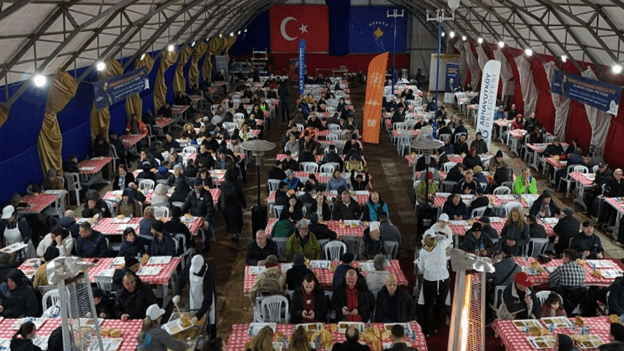 Arnavutköy Belediyesi’nden Kosova’da bin 500 kişilik iftar sofrası