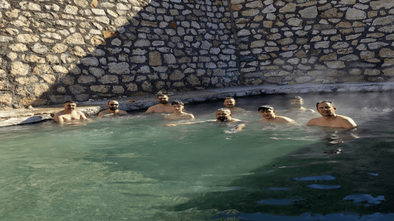 Kışın ortasında 50 derece sıcaklıktaki kaplıcada yüzdüler