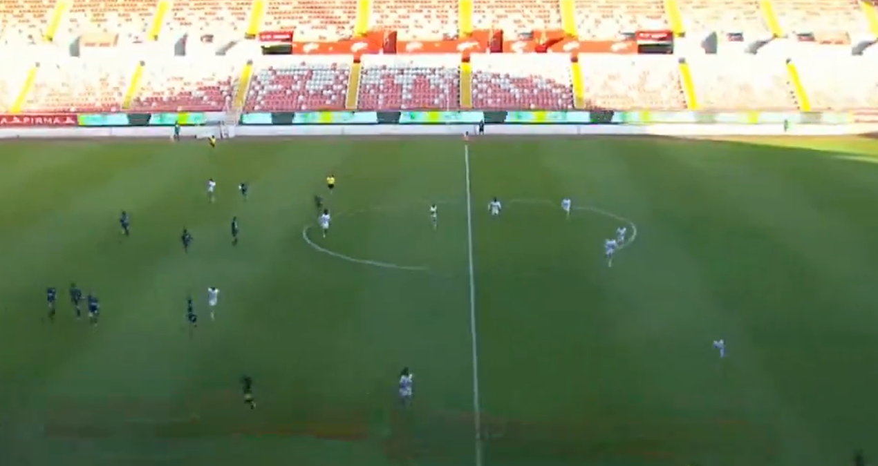 Hakem aniden maçı durdurdu, futbolcular kaçmaya başladı