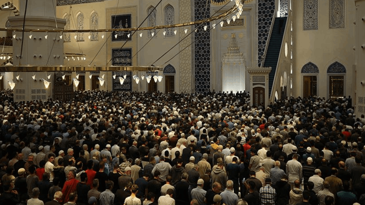 Teravih namazında aniden yere düşen imam öldü!