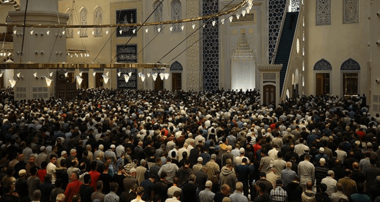 Teravih namazında aniden yere düşen imam öldü!