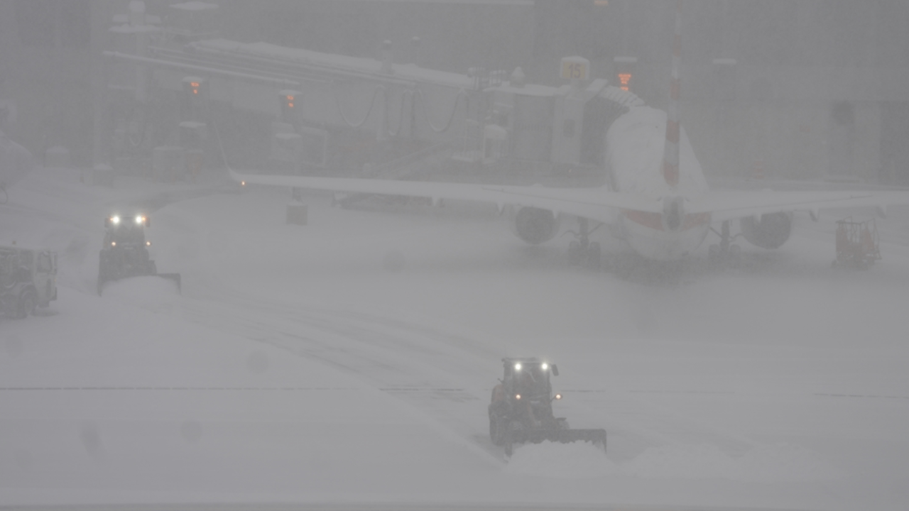 ABD'de yoğun kar yağışı nedeniyle 5 binden fazla uçuş iptal edildi