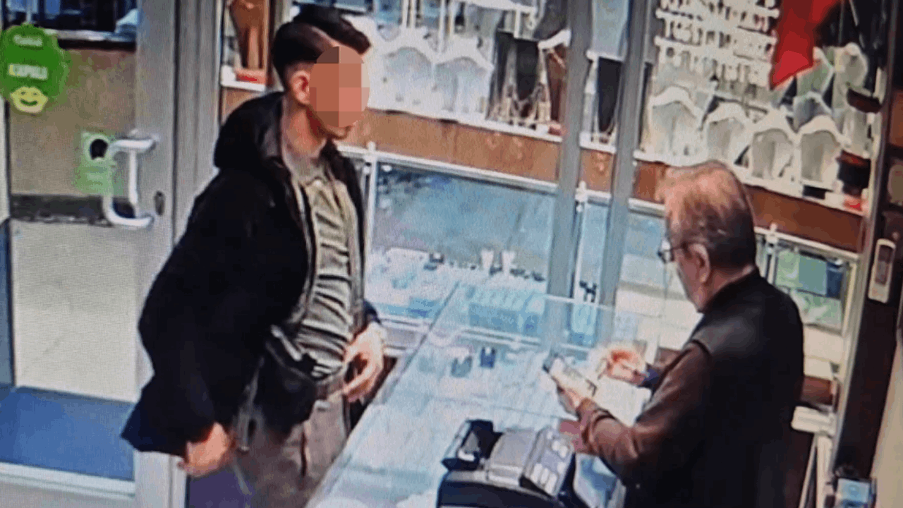 Kuyumcuya 'Jandarmayım' deyip silah gösterdi; altın ayırtıp kaçtı