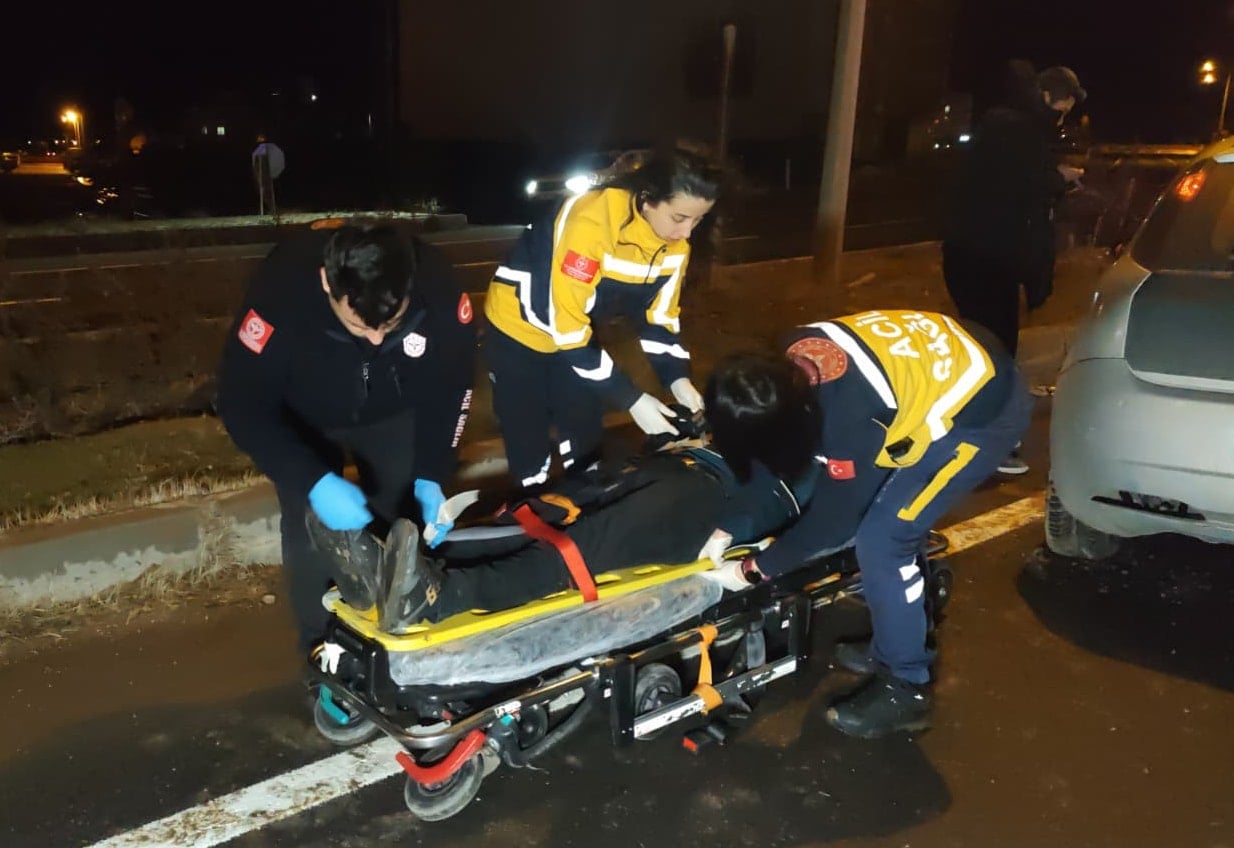 Yola düşen yatak faciaya davetiye çıkardı: Sürücü hastaneye kaldırıldı