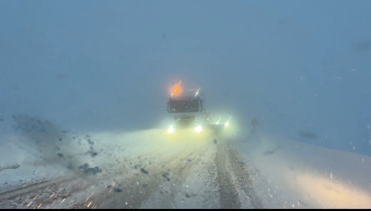 Hakkari'yi kar ve tipi vurdu; araçlar yolda mahsur kaldı