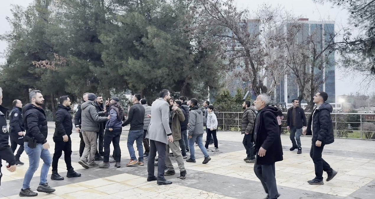 Seyyar satıcılarla zabıtalar arasındaki kavgada ortalık savaş alanına döndü