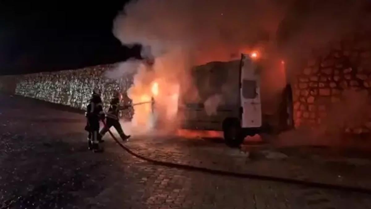 Hasta nakil aracı alev aldı! Yatalak hasta kurtarıldı