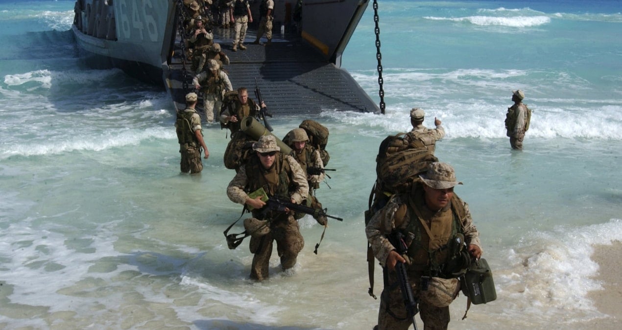 ABD, İran'ın can damarı adayı ele geçirmek için operasyona hazırlanıyor