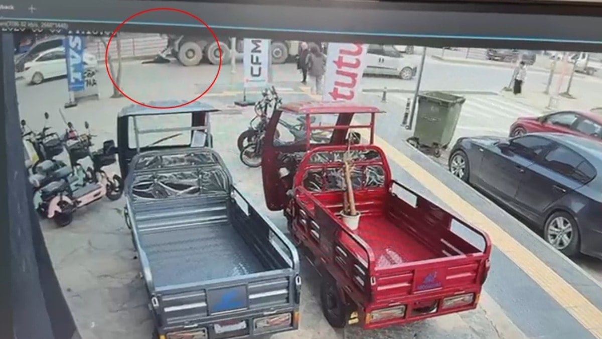 Kamyonun altında kalan yaya can verdi: Kaza anı kamerada