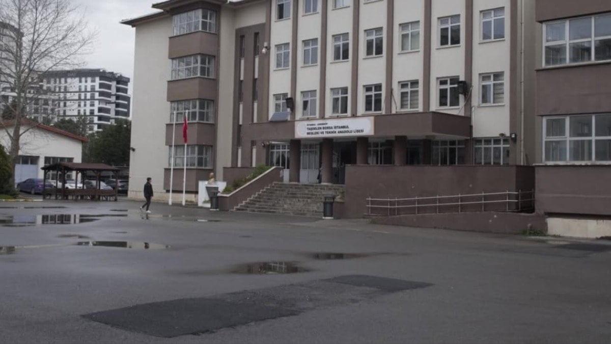 İstanbul'da lisede dehşet: 2 öğretmeni ve bir öğrenciyi bıçakladı