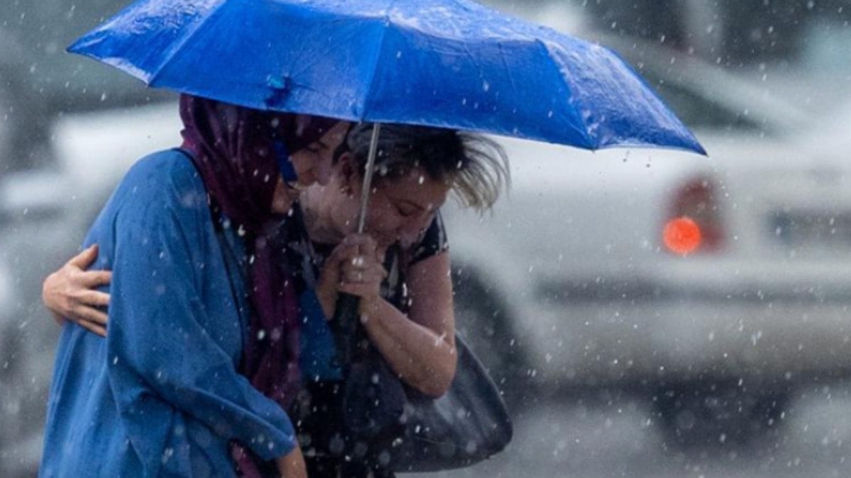 İstanbul'da sağanak fırtınası... Biri bitmeden diğer başlıyor! Yarın başlayacak 1 hafta sürecek