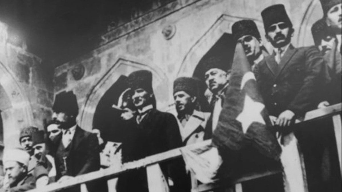 Karanlığa karşı çizdiğin yoldan ayrılmayacağız! Devrim 102 yaşında