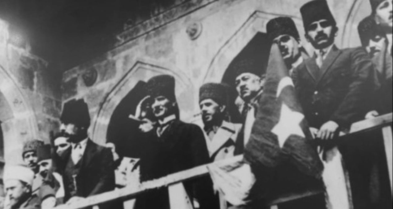 Karanlığa karşı çizdiğin yoldan ayrılmayacağız! Devrim 102 yaşında