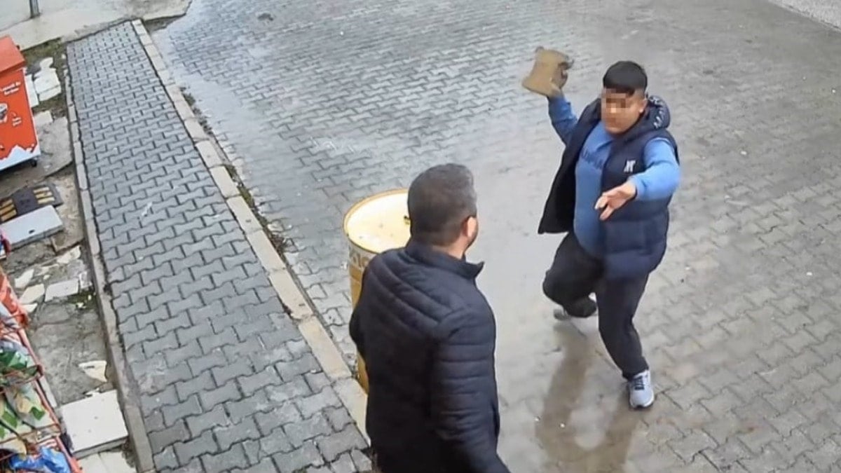 Tekel bayisinde taşlı sopalı kavga! Taş, sopa ve varil fırlattılar