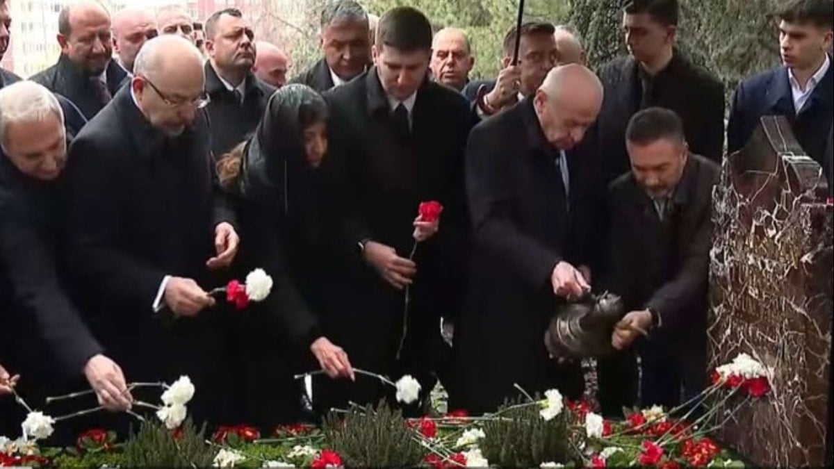 Türkeş'in kabrini ziyaret eden MHP lideri Bahçeli bayram sonrasını işaret etti