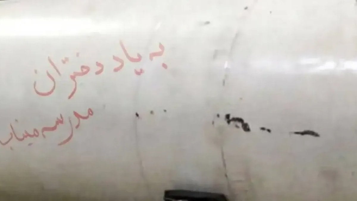 İran'dan Tel Aviv'e fırlatılan füzede 'Minab okulu kız öğrencilerinin anısına' mesajı