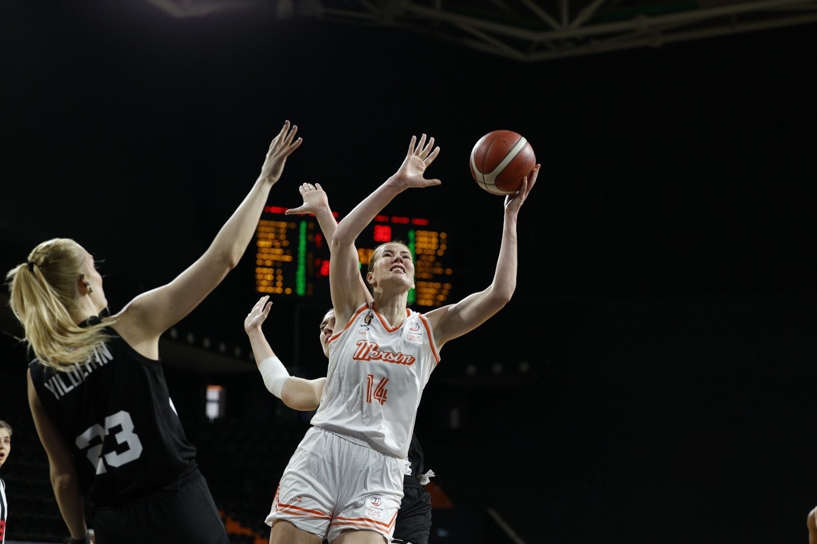 ÇBK Mersin, çeyrek final serisinde öne geçti