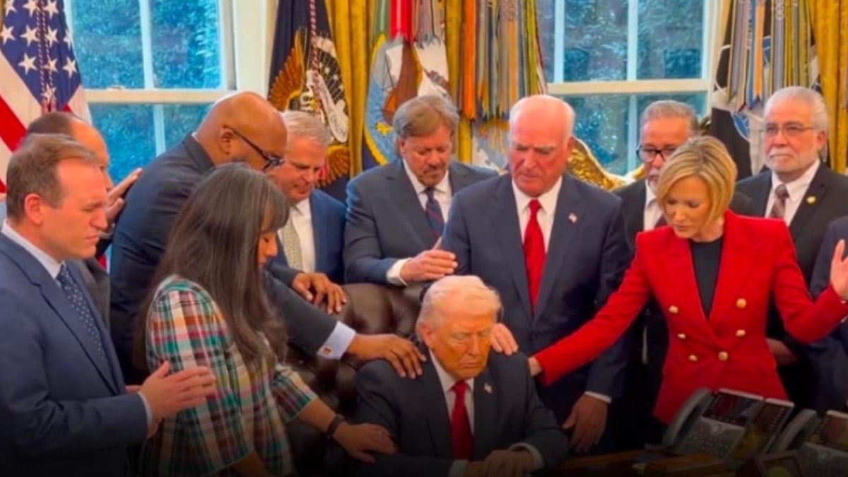Bu görüntüler Trump'ın Beyaz Saray'daki odasından! Gözlerini kapatıp dokunarak dua ettiler
