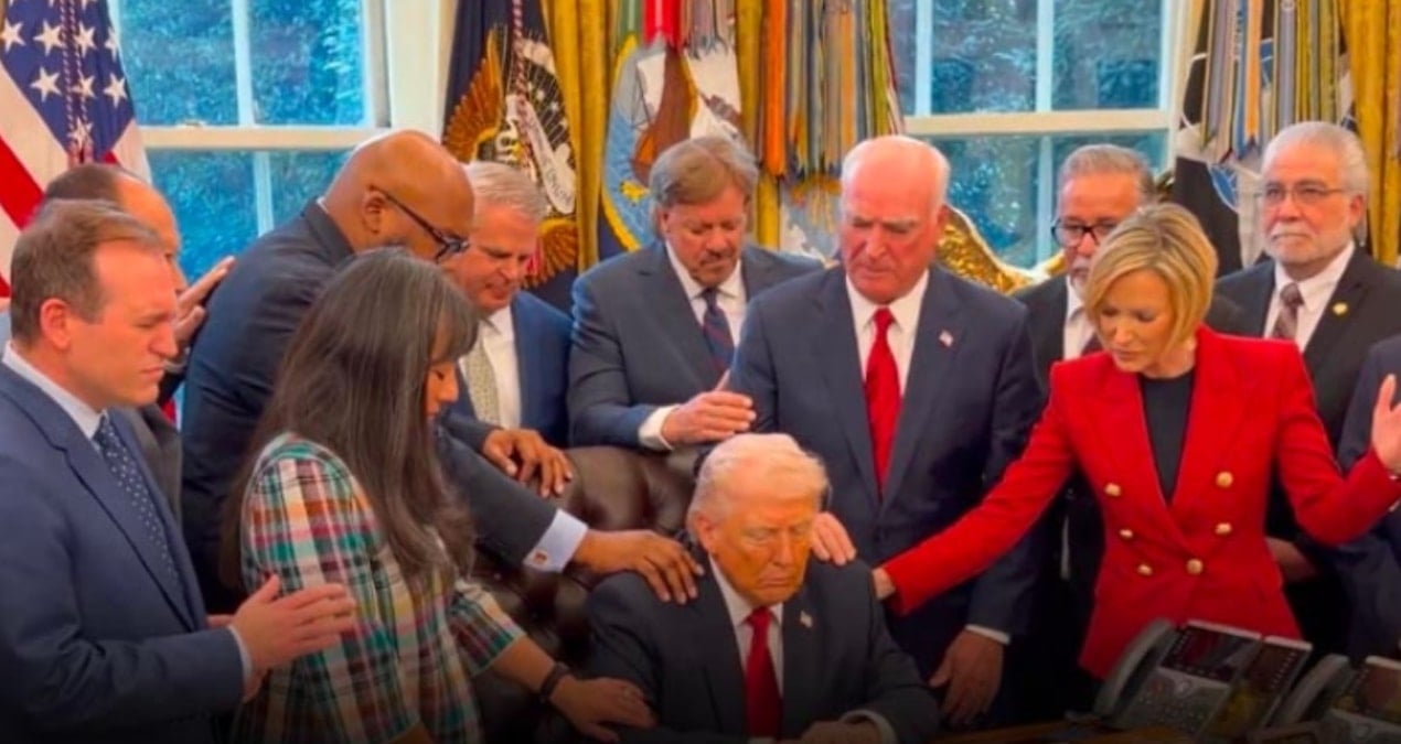 Bu görüntüler Trump'ın Beyaz Saray'daki odasından! Gözlerini kapatıp dokunarak dua ettiler