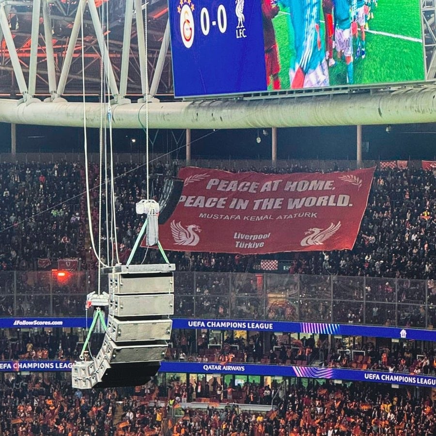 Liverpool taraftarlarından Atatürk pankartı