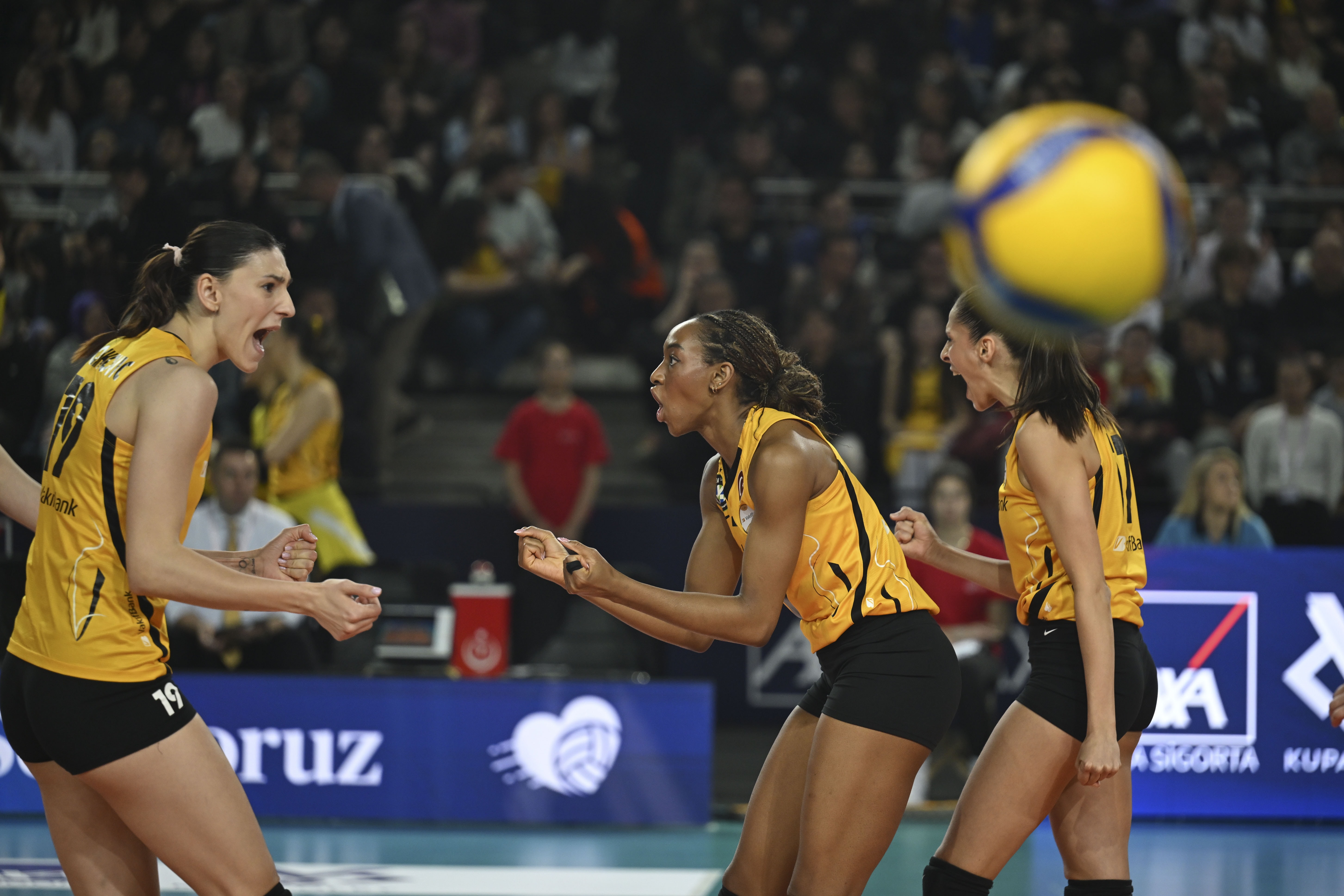 Kadınlar Kupa Voley'de tarihe geçen şampiyonluk