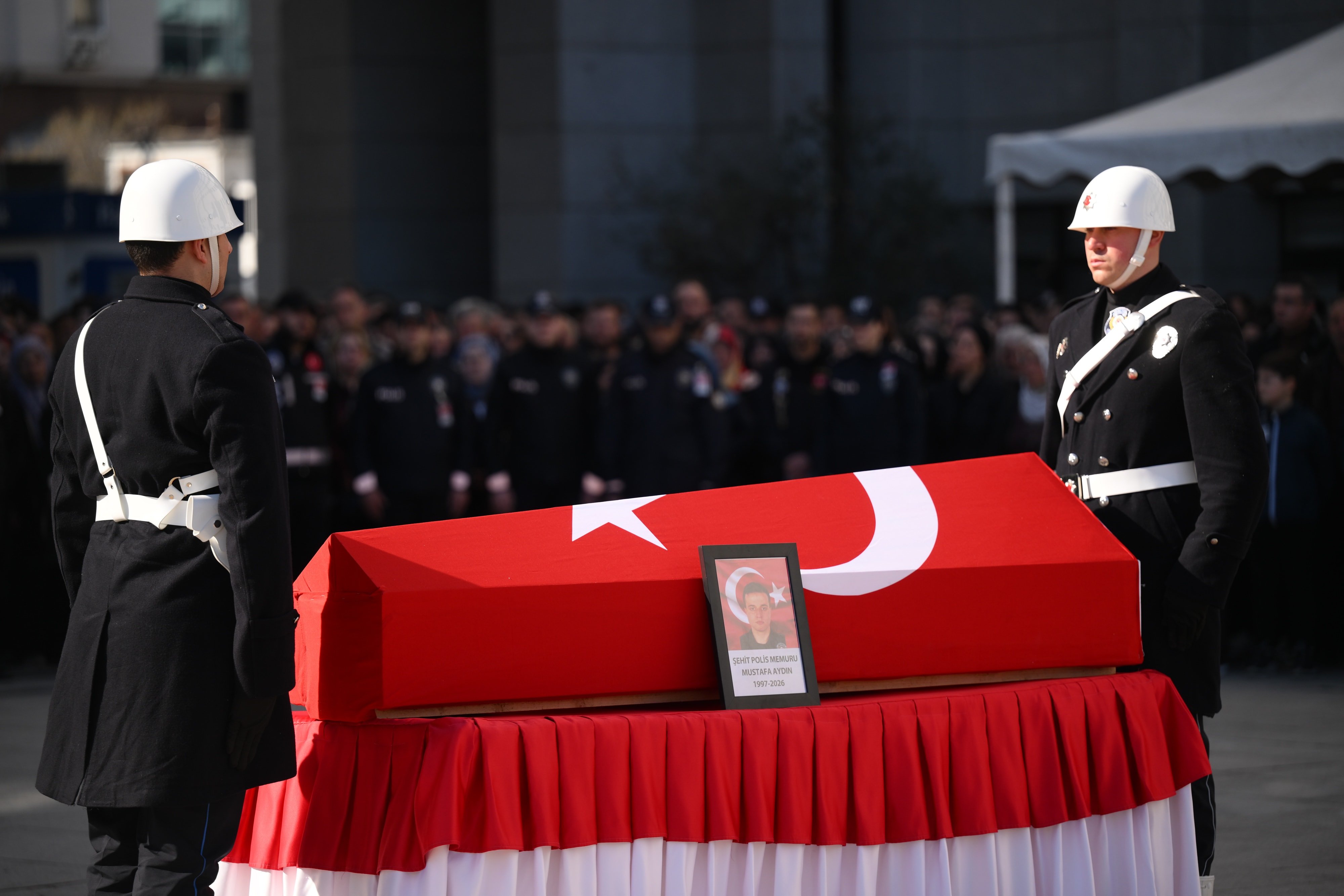İstanbul'da trafik kazasında şehit olan polis memuru son yolculuğuna uğurlandı