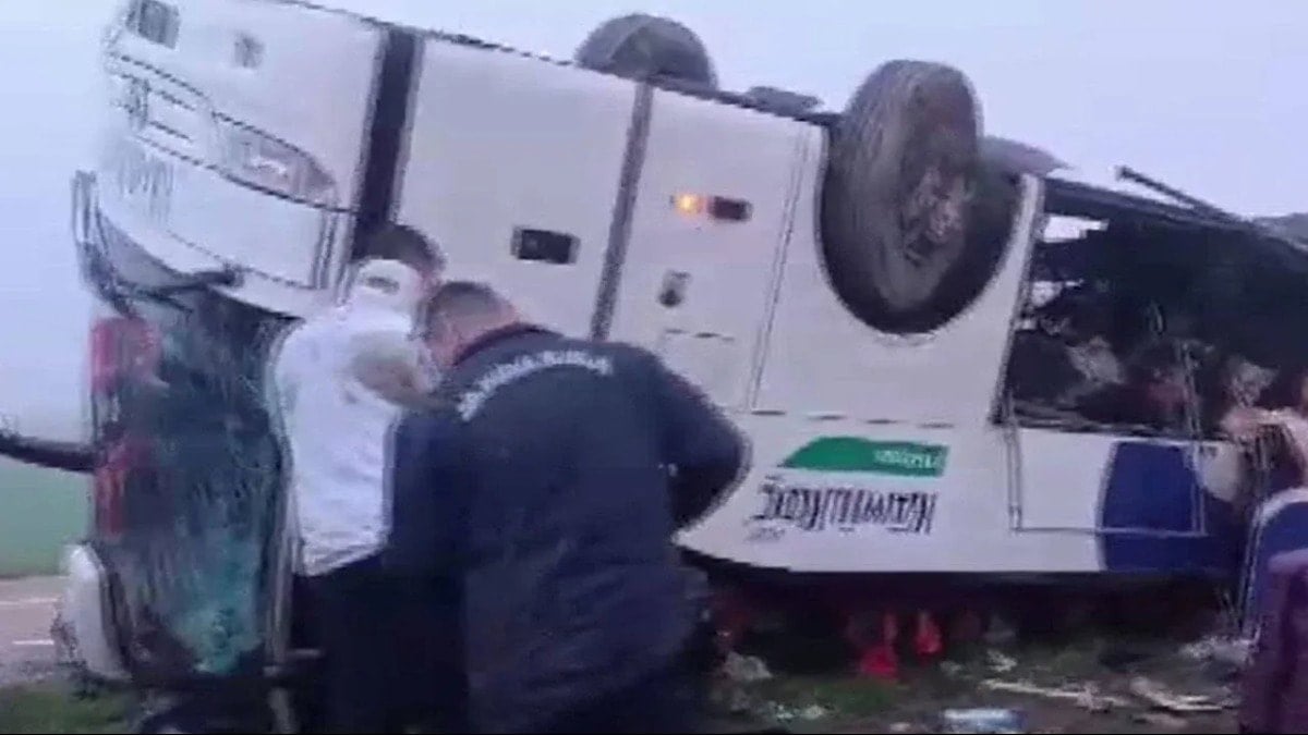 . Adana'da yolcu otobüsü devrildi: Çok sayıda yaralı var