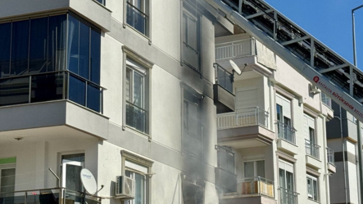 Antalya'da apartman dairesinde yangın: 6 kişi dumandan etkilendi
