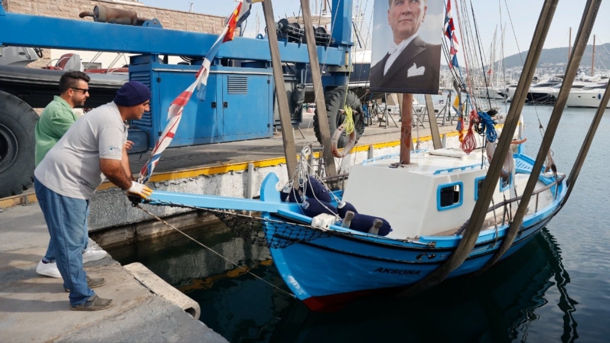 Bodrum'un son sünger avcısı "Aksona Mehmet" 64 yıllık teknesini denize indirdi