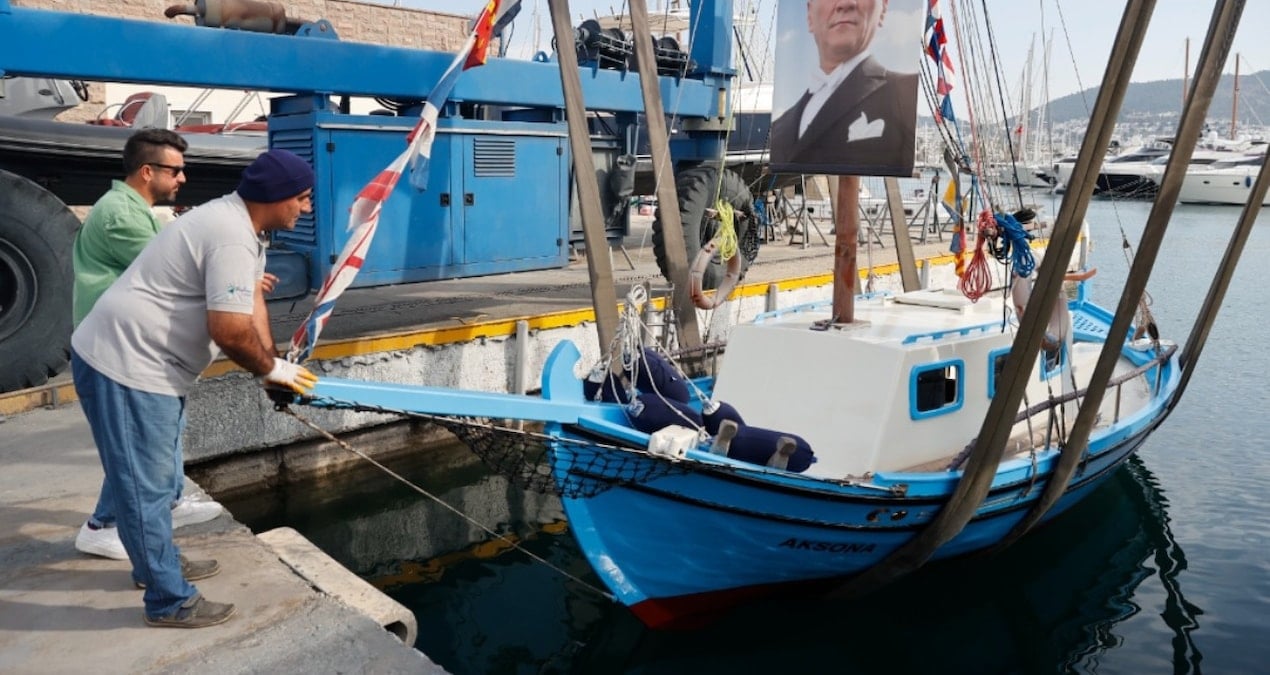 Bodrum'un son sünger avcısı "Aksona Mehmet" 64 yıllık teknesini denize indirdi