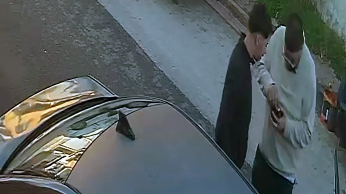 Adana'da hırsızların eğlencesi kameraya takıldı: Çaldıkları yüzükleri birbirlerine takıp eğlendiler