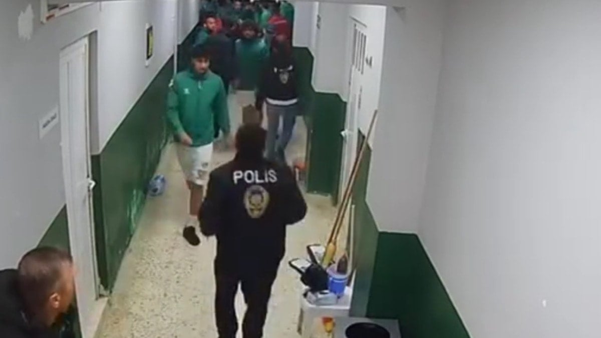 Maç öncesi teknik direktöre kafa attı! Maç tatil edildi