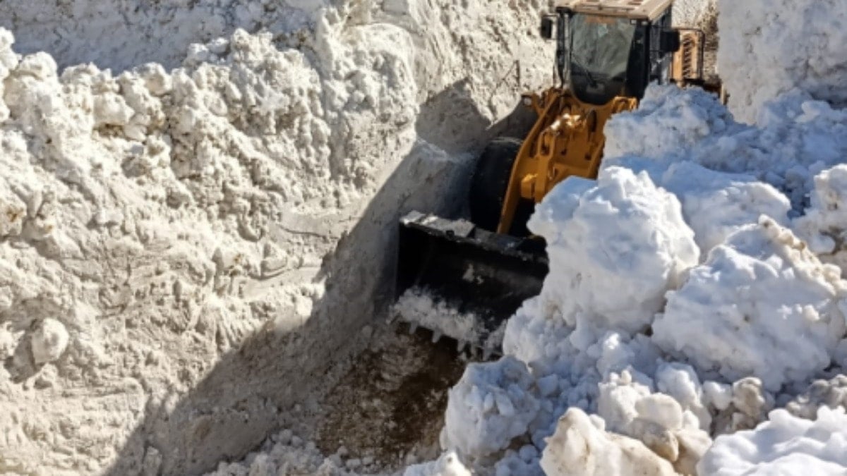 Çatak’ta çığ düştü! Yollar ulaşıma kapandı