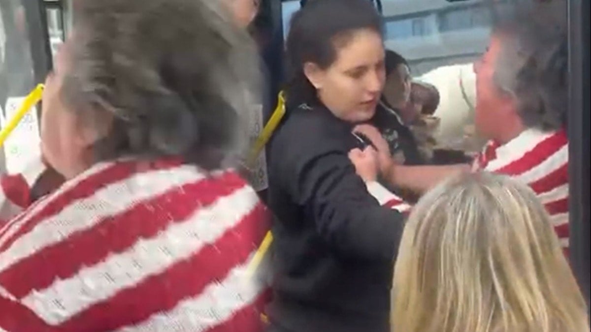 Belediye otobüsünde 'yer verme' kavgası! Hakaretler havada u.çtu