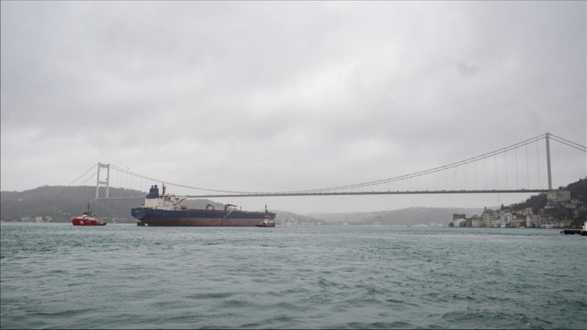İstanbul Boğazı çift yönlü kapatıldı: Bazı vapur seferleri iptal edildi