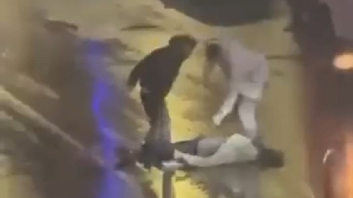 Cadde ortasında tekme ve yumruklarla darbedildi