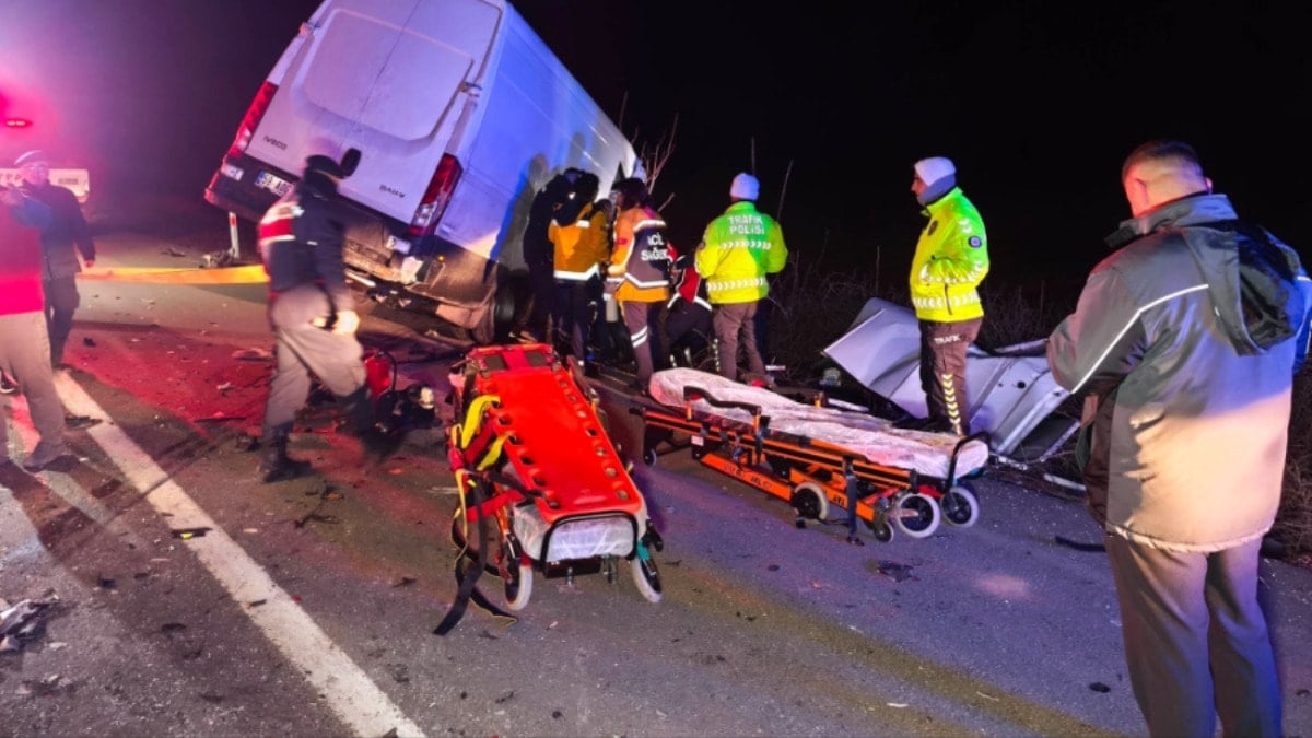 Edirne'de korkunç kaza! Kamyonet TIR’a arkadan çarptı: 2 ölü, 1 yaralı