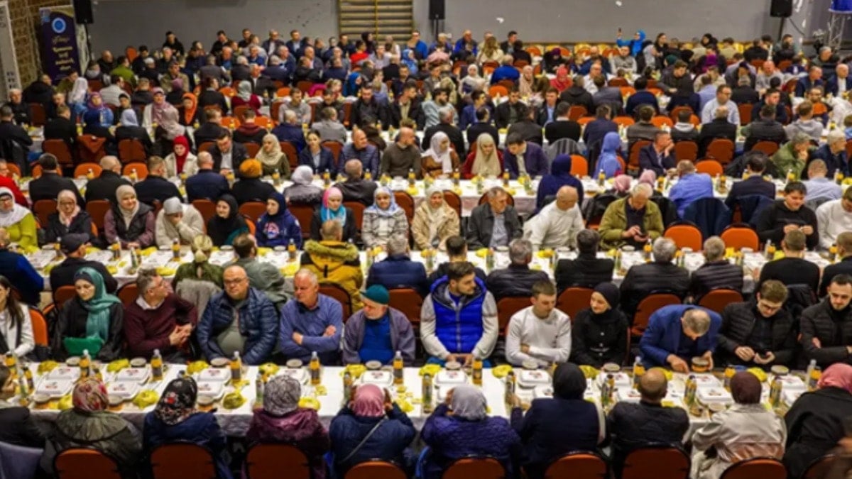 'Tasarruf' diyenler ülke ülke Ramazan çadırı gezdiriyor!