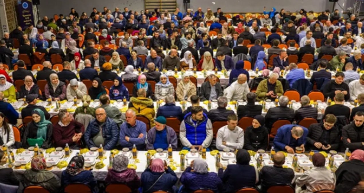 'Tasarruf' diyenler ülke ülke Ramazan çadırı gezdiriyor!