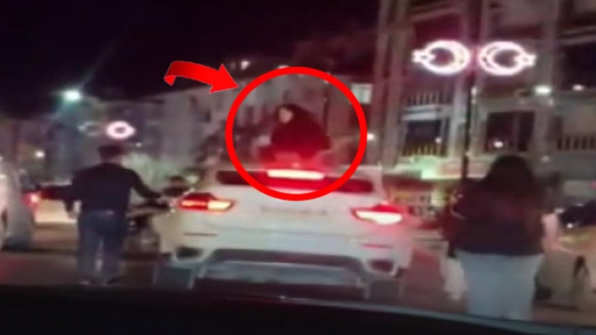 Trafikte iki kadın bir erkek sürücüye saldırdı! Biri aracın üzerinden, diğeri yandan...