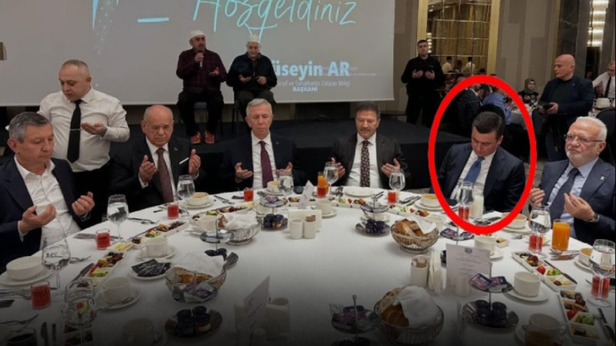 Herkes iftarda dua ederken, o telefonuyla oynuyordu!