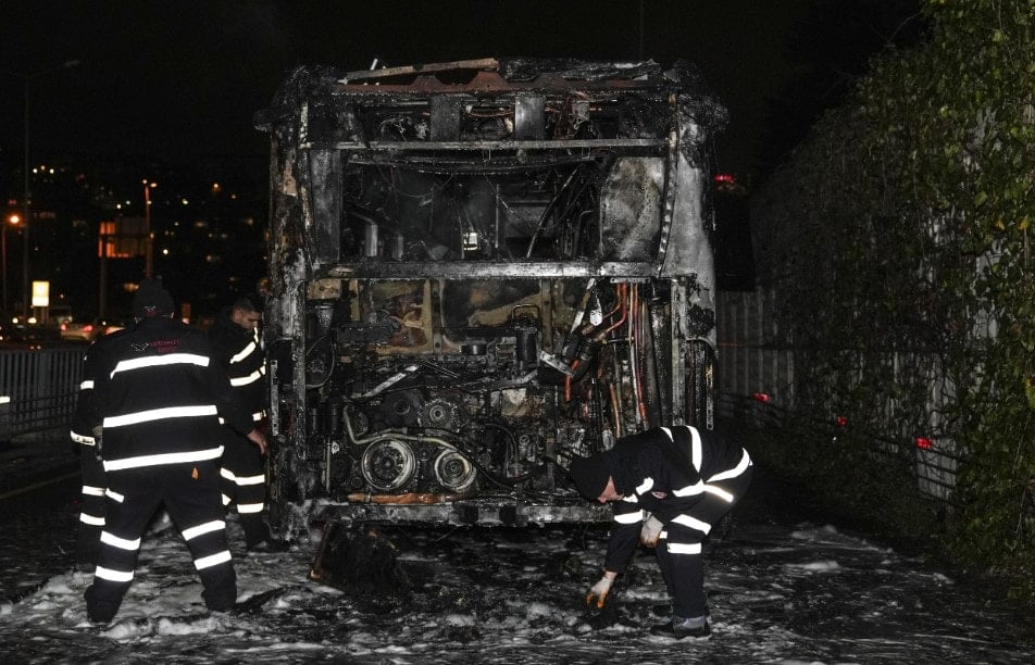 Seyir halindeki Metrobüs alev alev yandı
