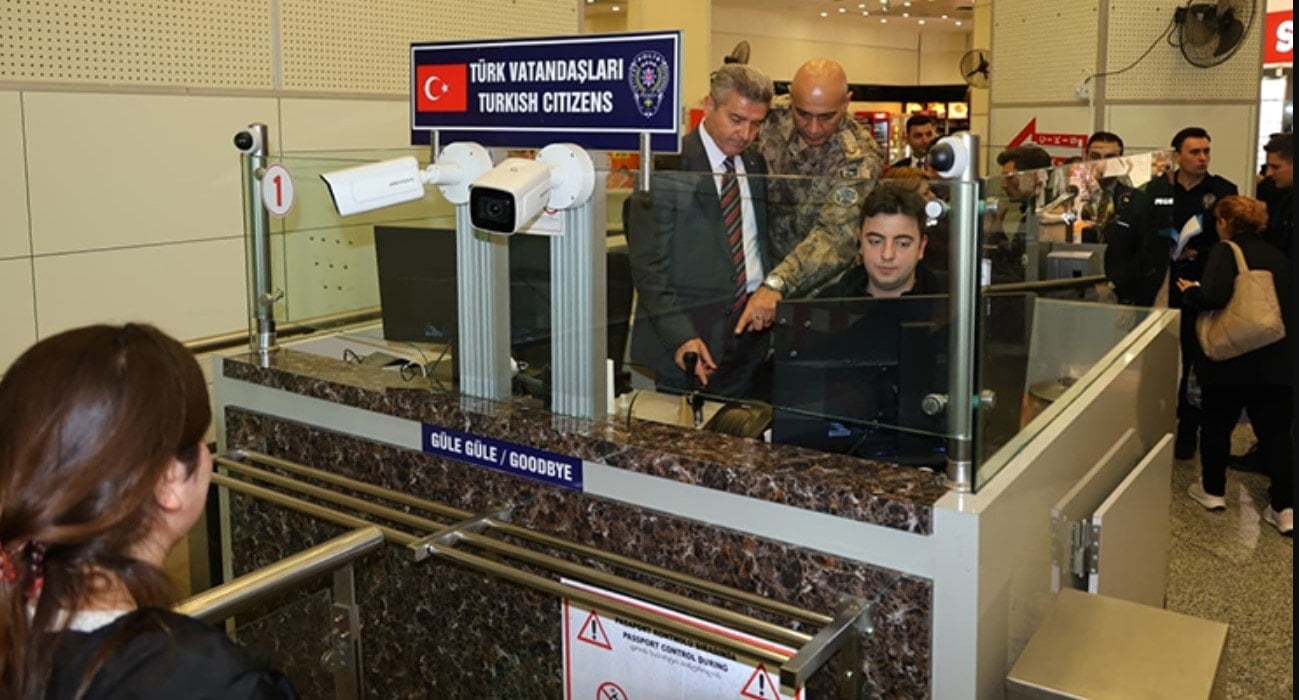 Binlerce Türk vizesiz seyahat için akın edince sınır kapısında izdiham yaşandı