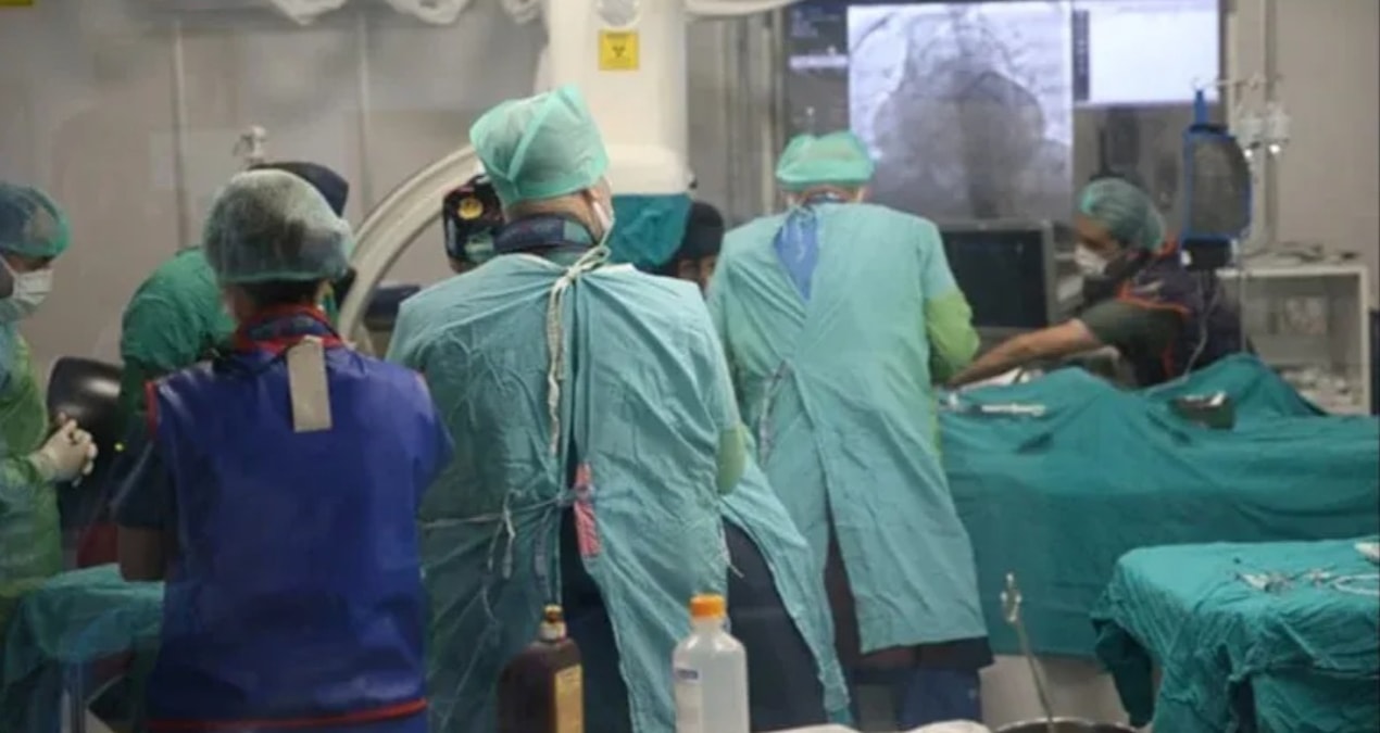 70 kişilik grup saldırdı doktorlar 3 saat kilitli kaldı - Sözcü Gazetesi