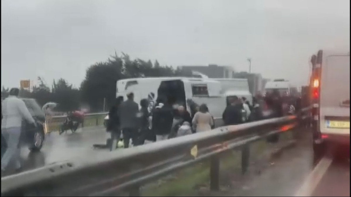 İstanbul'da servis midibüsü devrildi: Ölü ve yaralılar var